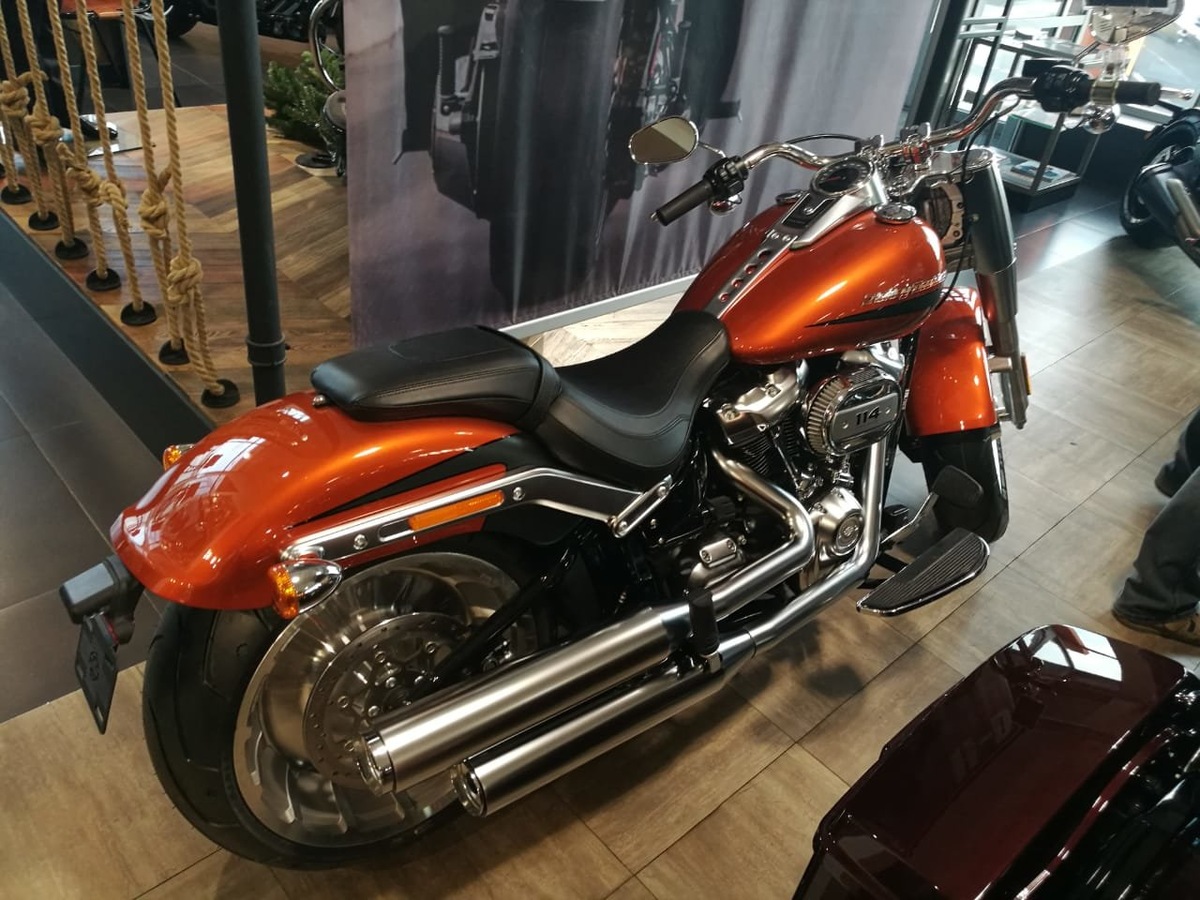 Мотоцикл "Fat boy 114". Мотосалон официального дилера компании "Харлей Дэвидсон" (США). Фото из личного архива автора, © 2019 год