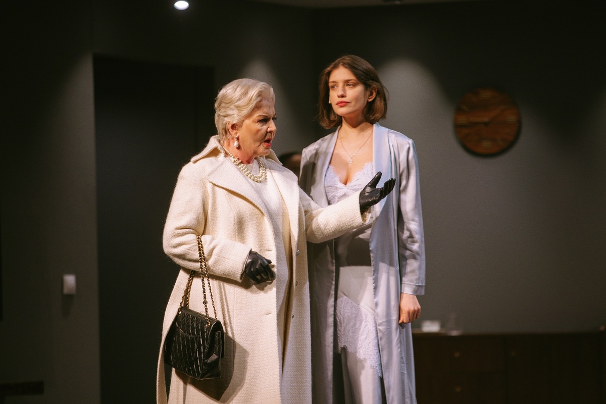 Ольга Науменко в роли госпожи Пернель. Анна Чиповская в роли Эльмиры. Тартюф. Фото - с официального сайта Театра Наций: https://cdn.theatreofnations.ru/media/uploads/Photo/379284_PIU_0036.jpg