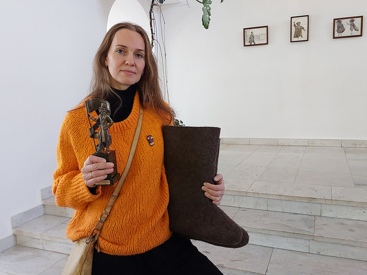     Анастасия Жакулина с наградой за «Ссылку». Фото — Светлана Хохрякова