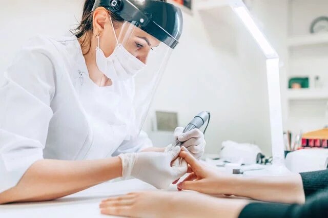    Когда лучше делать маникюр и стричь ногти в январе 2025 года?