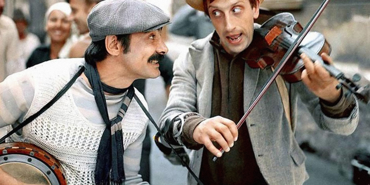 кадр из фильма "Мы из джаза" - "А ну-ка, убери свой чемоданчик..."