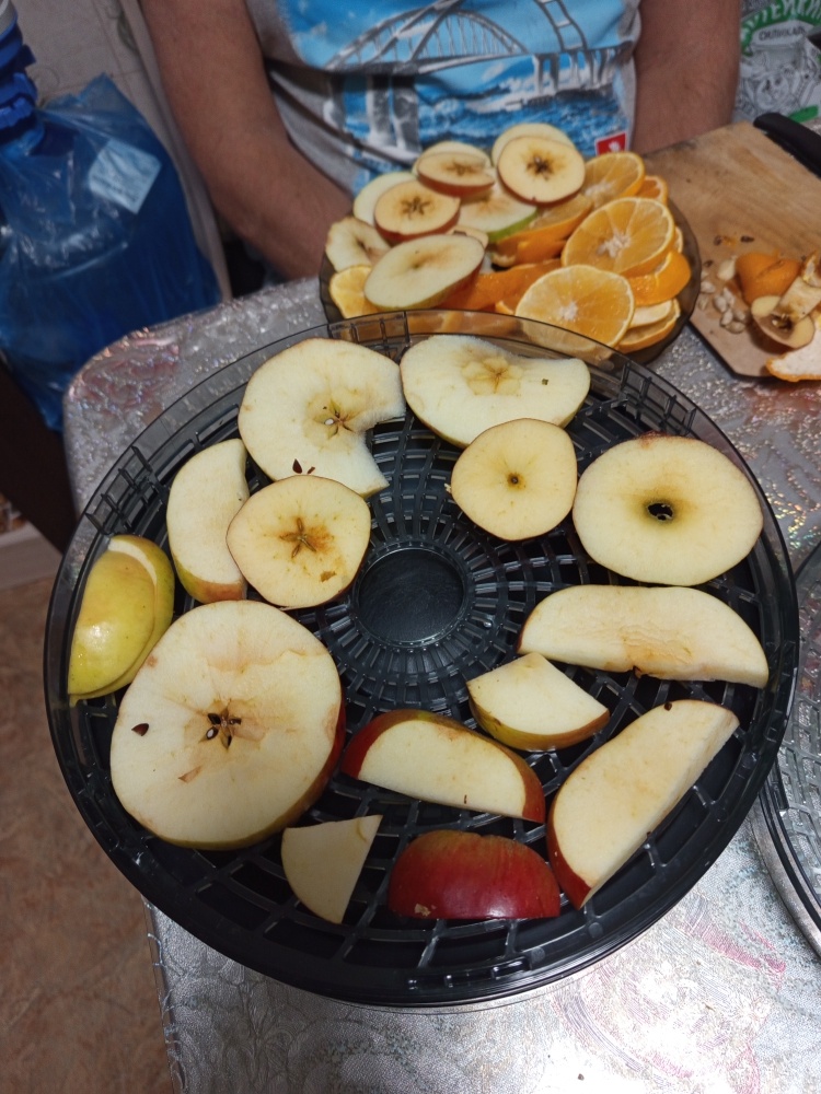 Три апельсина и два яблока