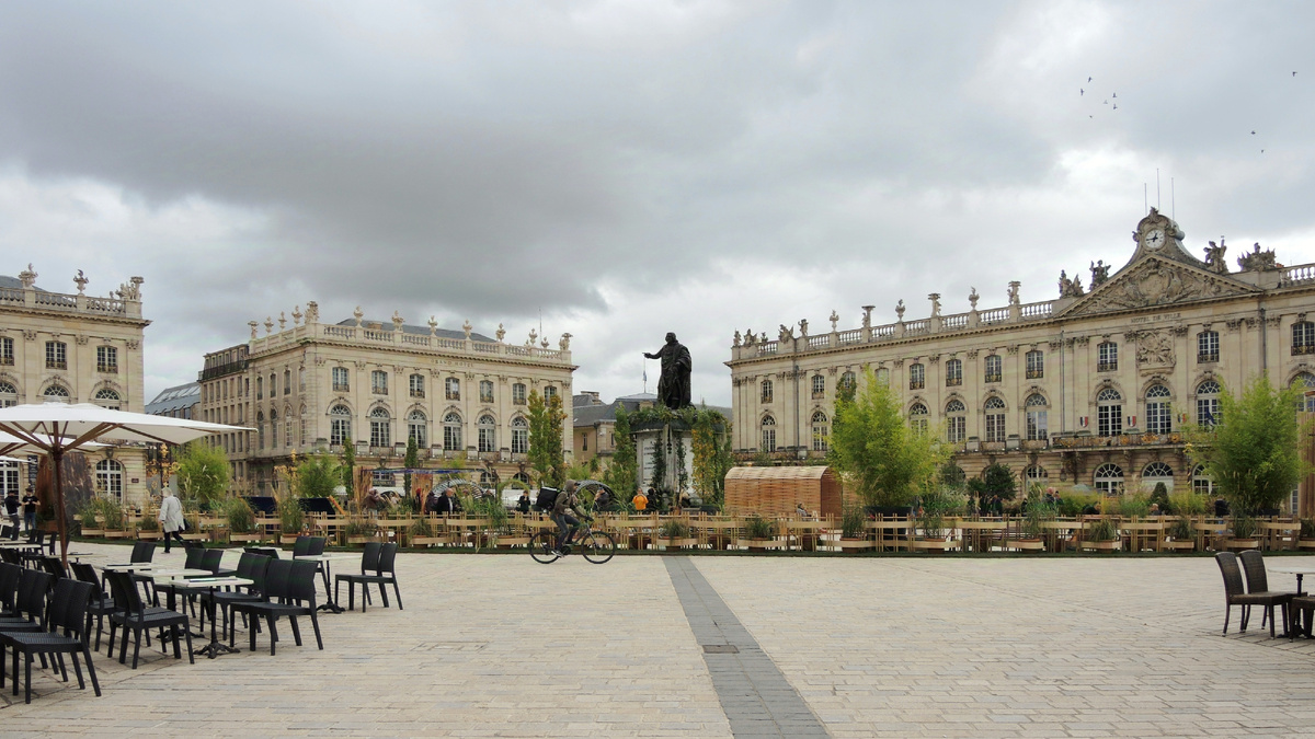 Вот он, в центре площади (1677-1766 гг)