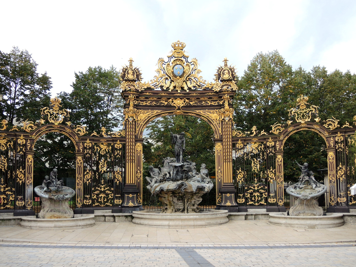 Фонтан Нептуна на площади Станислава могуч и блескуч 😄