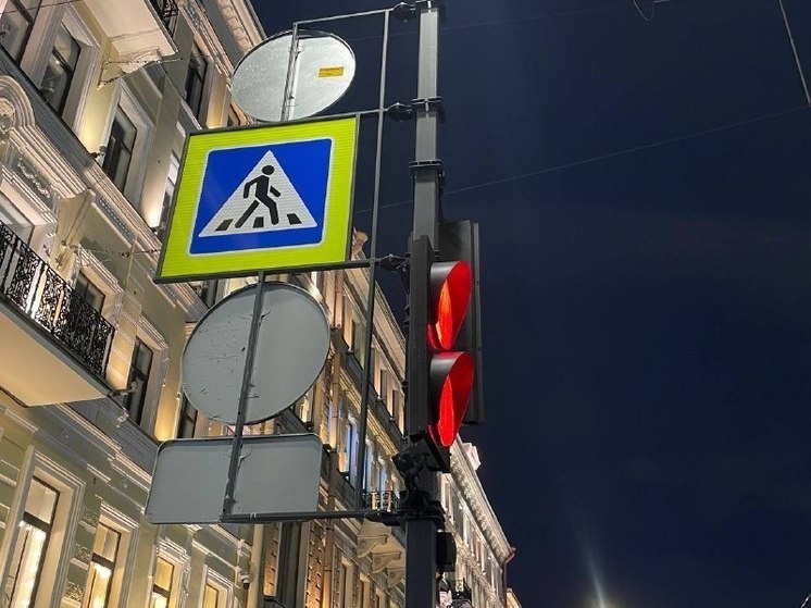     Нередки случаи, когда водители, пропуская пешехода на переходе, начинают его торопить с помощью звуковых сигналов или мигания фарами. Фото: МК в Мурманске