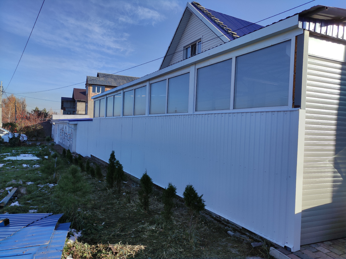 Ещё недоделанный навес осенью