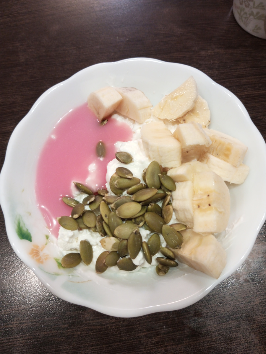 Творог, банан, низкокалорийный топпинг, семена