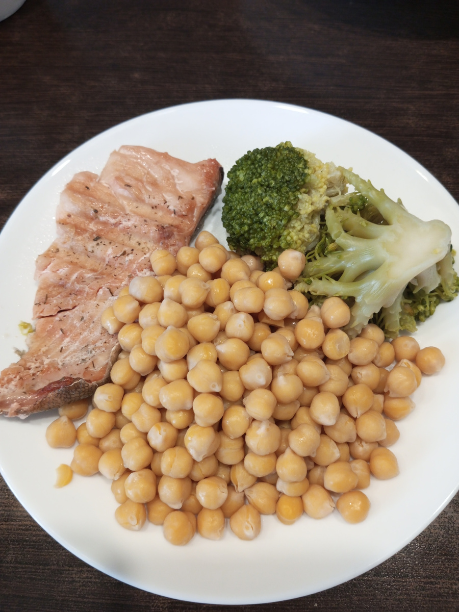 Нут, кета, брокколи