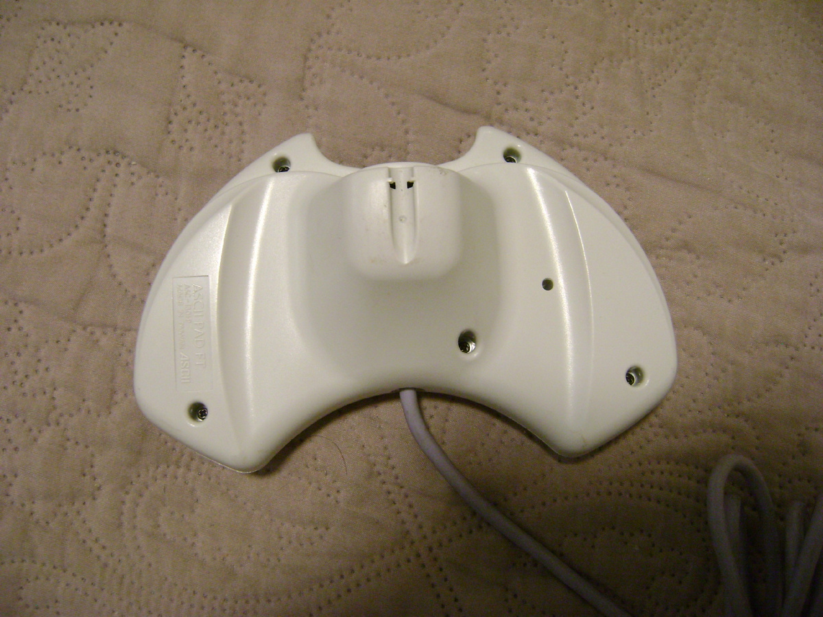 Кроме надписи Dreamcast данный джойстик с приставкой родным наличие VMU-порта и выемка для провода, чтобы он не торчал снизу.