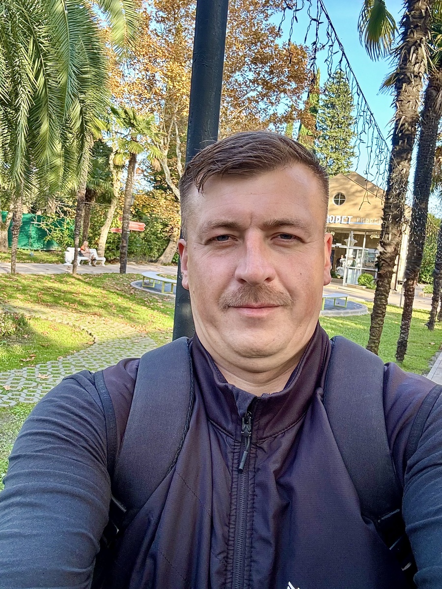 Мужские усы священны. На протяжении поколений волосатая верхняя губа долгое время была определяющим символом мужественности. Некоторые из величайших людей в истории носили усы, нравилось это людям или нет. В усах есть особенность: вы либо любите их, либо ненавидите. В любом случае, нужен мужчина определенного типа, чертовски уверенный в себе, чтобы носить их хорошо и правильно.

На протяжении всей истории усы носили в разных стилях, но в моде ли они сегодня? Это зависит от того, кого вы спросите. Некоторые люди утверждают, что усы никогда не выходят из моды — и эти люди правы. Это классический образ, который другие назвали бы устаревшим в современную эпоху. В последний раз усы были по-настоящему в моде в 1970-х годах, когда на дискотеках было жарко, а мужчины носили брюки-клеш.

70-е, возможно, закончились, но вы можете быть тем, кто продолжит моду на усы. Усы - это то, что каждый мужчина должен попробовать хотя бы раз в жизни. Если вы готовы попробовать этот стиль, мы полностью поддерживаем его. Первый шаг к отращиванию усов не может быть проще: спрячьте бритву и позвольте волосам на верхней губе расти так, как задумано природой. Мы рекомендуем отрастить бороду полностью, а затем постепенно укорачивать бороду, оставляя только область губ. Пройдет некоторое время, прежде чем они действительно начнут хорошо смотреться, но как только у вас отрастет около дюйма, вы будете готовы перейти от окладистой бороды к ухоженным усам. Чтобы придать форму усам, все, что вам нужно, - это триммер, несколько ножниц, возможно, немного бальзама для бороды и несколько изображений для вдохновения.

Ищете стиль усов, который подойдет к вашему лицу? От руля до подковы - это лучшие стили усов, в которые могут вырасти парни.

