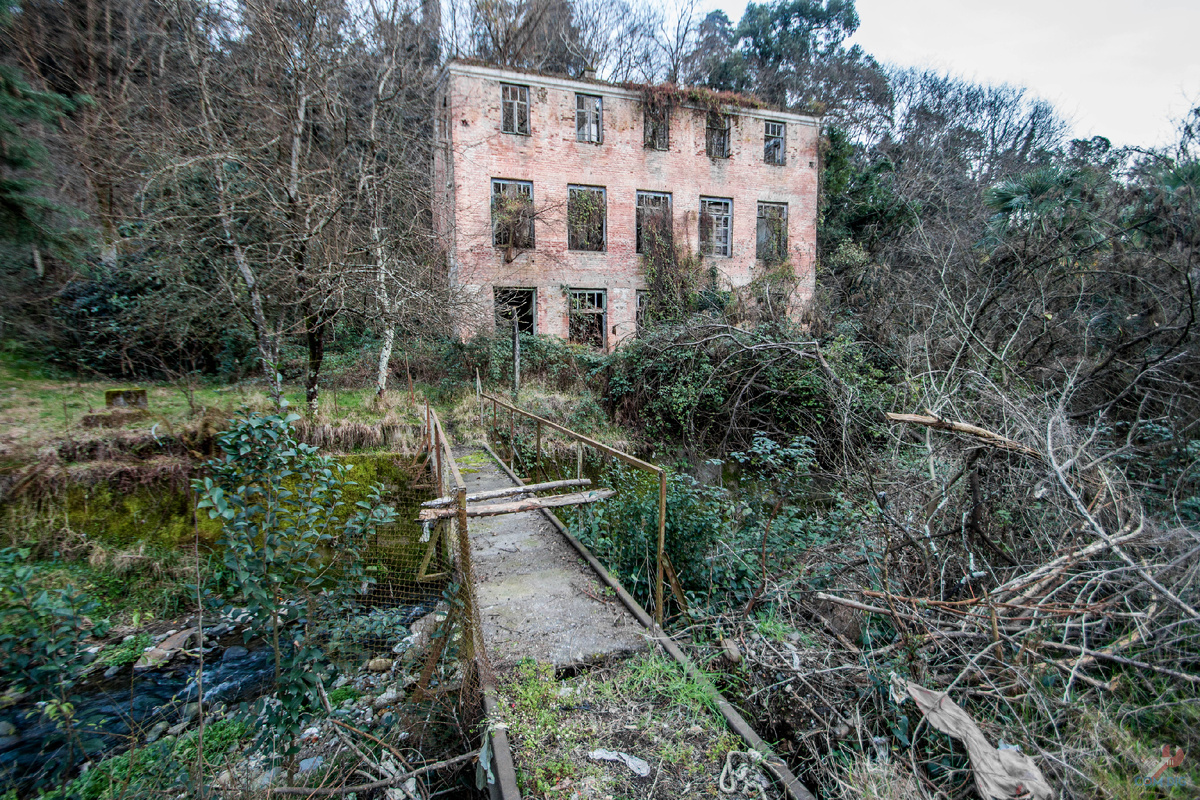 Руины забошенного здания. Выглядит атмосферно. Почему бы не пофотографировать? 