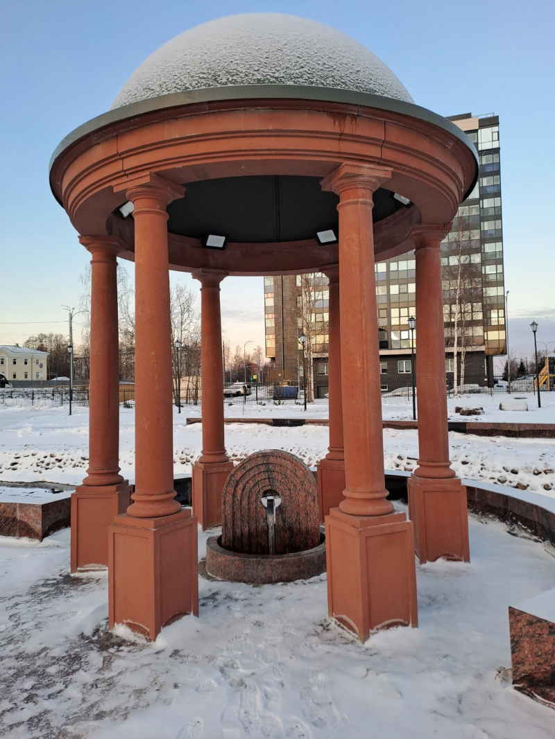   Родник бьет внутри новой ротонды в ПетрозаводскеЖивой Петрозаводск / ВК