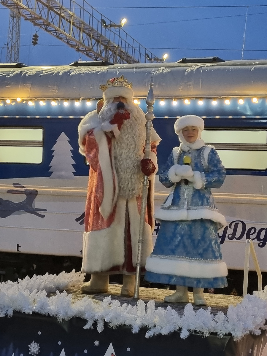 Дед Мороз и Снегурочка вышли попрощаться с ребятней и пожеланиями всех благ