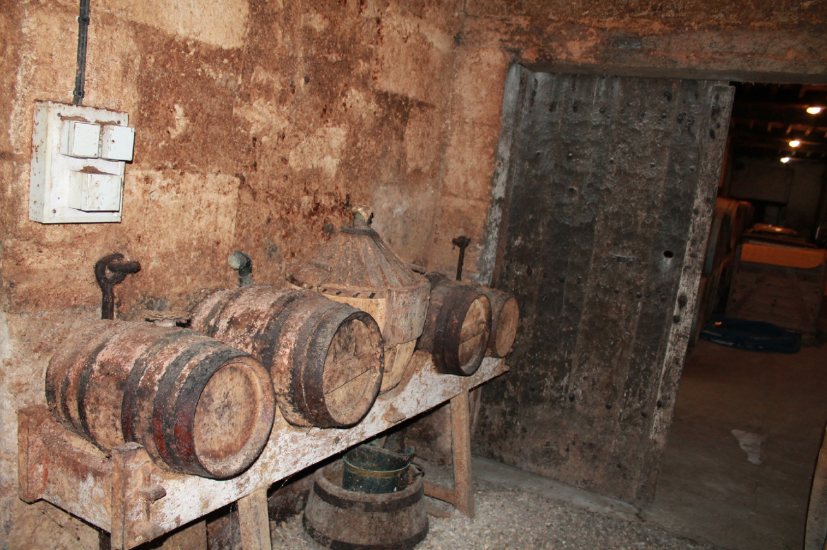 Коньячный погреб с вековым спиртовым налетом. 