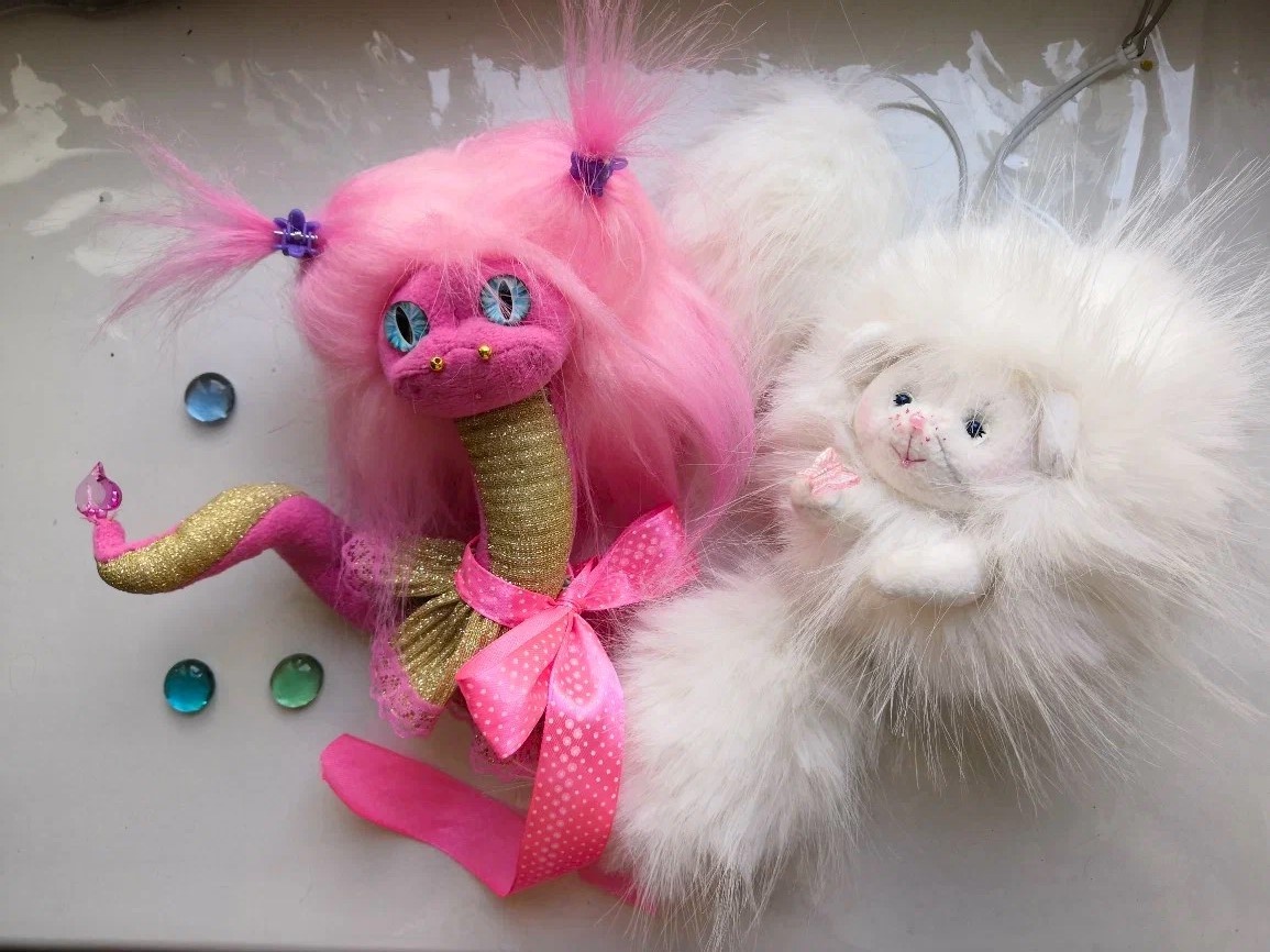 Барби и ёжик.