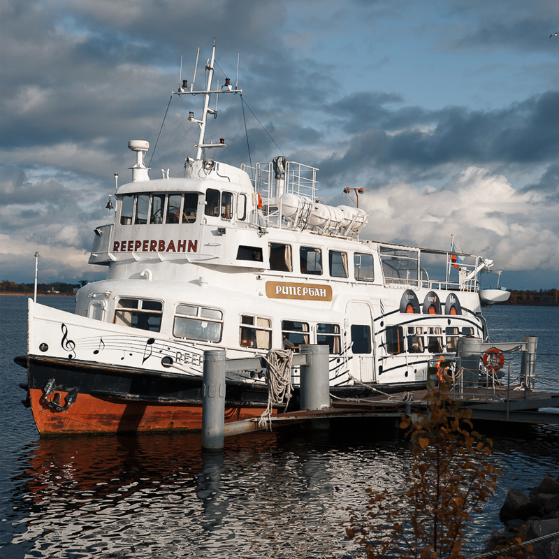 Теплоход "Рипербан" прибыл в России прямо из Германии. Когда-то он был самым популярным судном для проведения музыкальных вечеринок в Гамбурге.