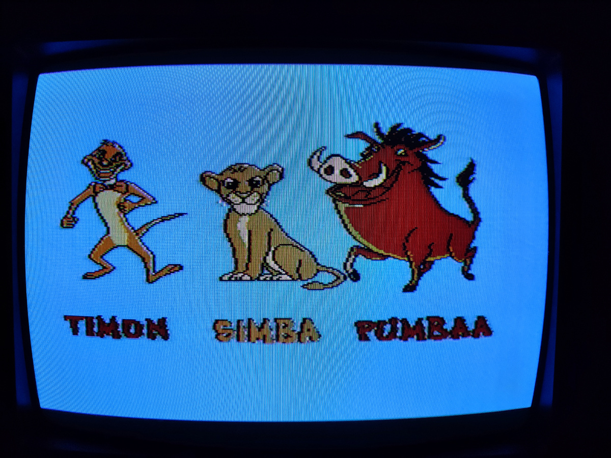 Фото сделаны мной. На фото игра "Король Лев 3: Тимон и Пумба" была разработана Dragon Co., TomSoft Studio и выпущена Dragon Co., китайской игровой компанией.Фото демонстрирует начальную заставку игры, а так же общий визуальный фон игры. Подробнее об этом рассказано в статье. Все материалы принадлежат правообладателям и размещены исключительно в информационных целях.