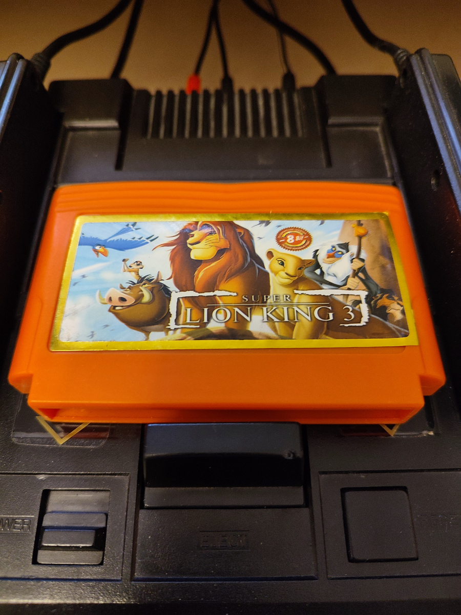 Фото сделаны мной. На фото игра "Король Лев 3: Тимон и Пумба" была разработана Dragon Co., TomSoft Studio и выпущена Dragon Co., китайской игровой компанией.Фото демонстрирует начальную заставку игры, а так же общий визуальный фон игры. Подробнее об этом рассказано в статье. Все материалы принадлежат правообладателям и размещены исключительно в информационных целях.