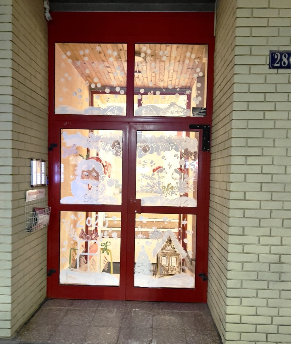 Празднично разрисовали подъезд дома