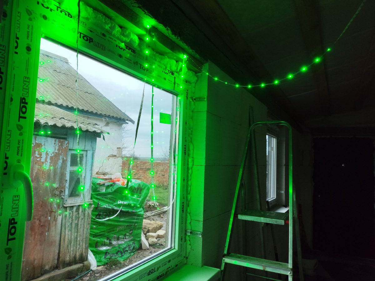 Разные цвета подсветки - от гирлянды )))