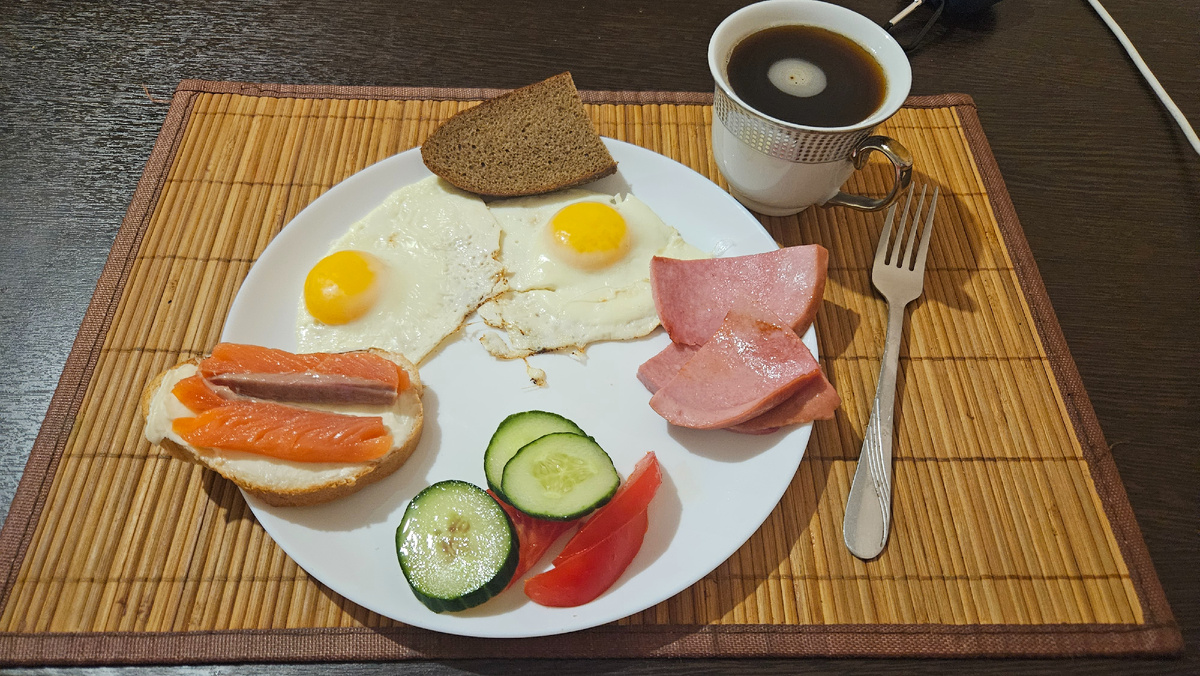 Завтрак. Яичница с колбасой, хлеб, овощи, бутер с форелью. 408 ккал.