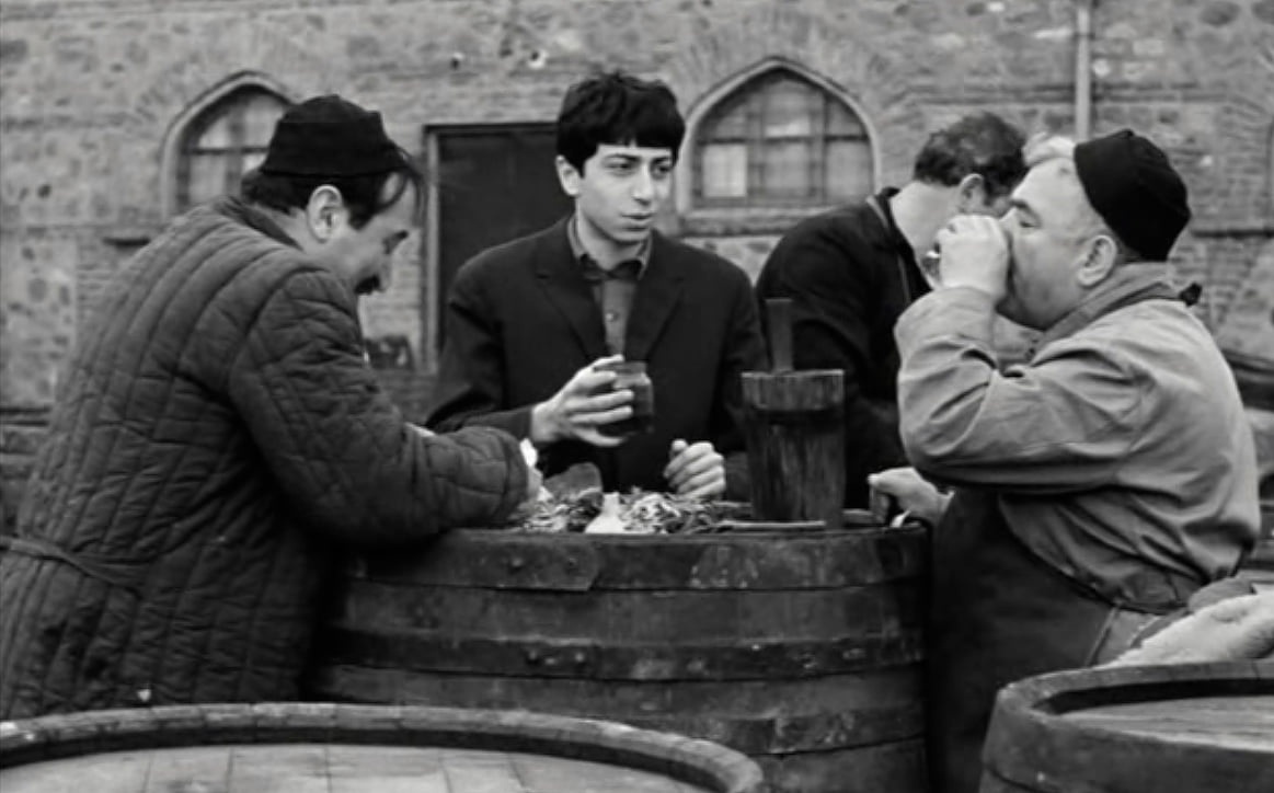 Текст иллюстрирован сценой из фильма «Листопад» 1966 года