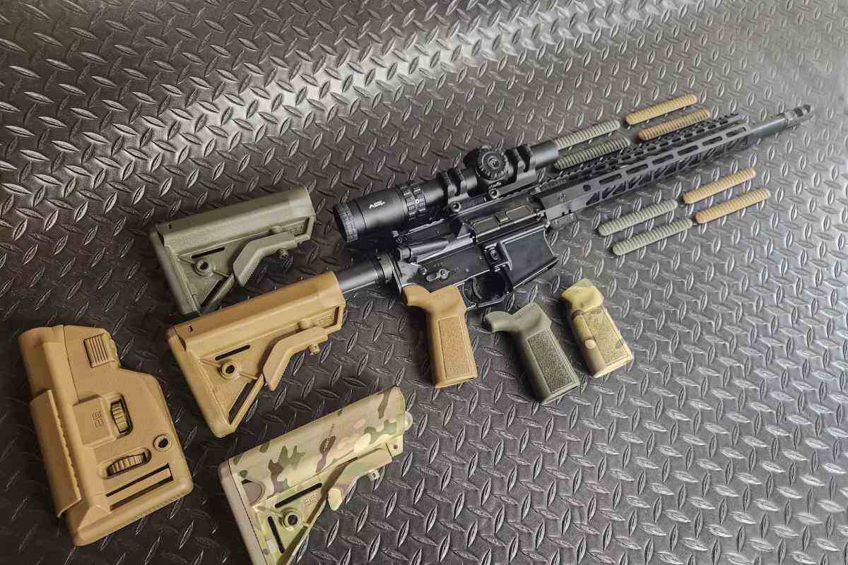 Компания B5 Systems производит различные комплектующие для оружия, включая рукоятки, приклады и цевья. Также доступны дополнительные элементы, такие как спусковые крючки, щечки и затыльники.