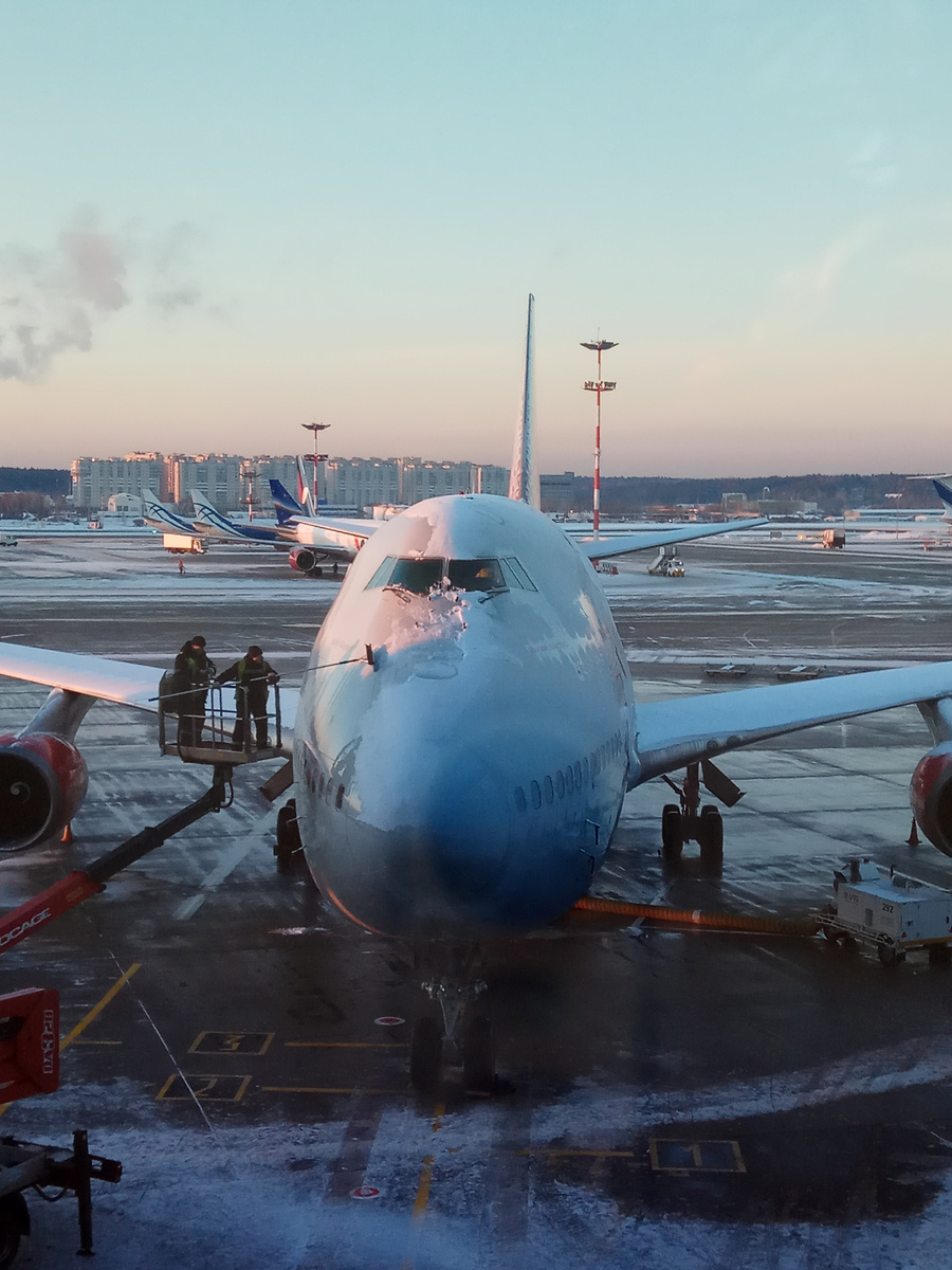 Очистка самолёта шваброй:)