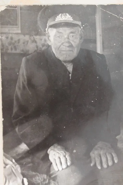 Фото 1. Степан Куриков в советской фуражке вертухая Ивдельлага. Настоящий советский человек!