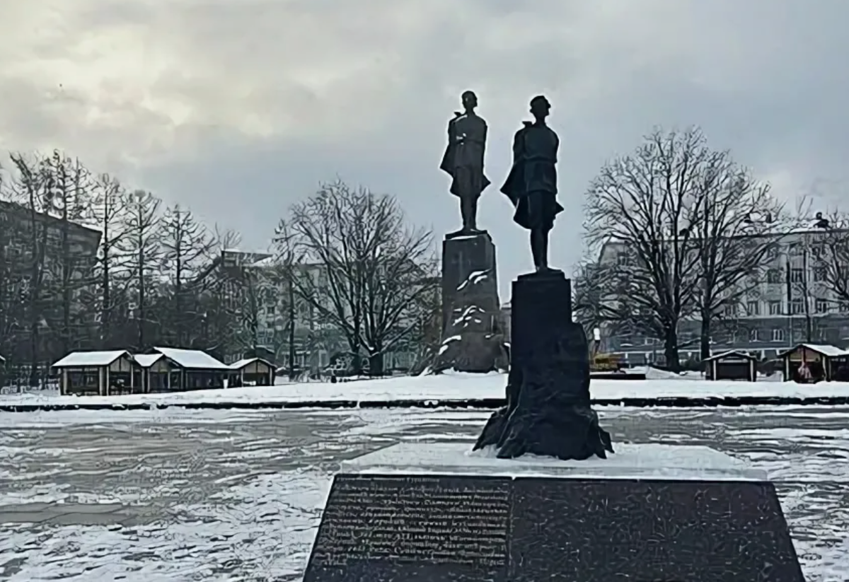 Памятник М. Горькому и его миниатюрная копия