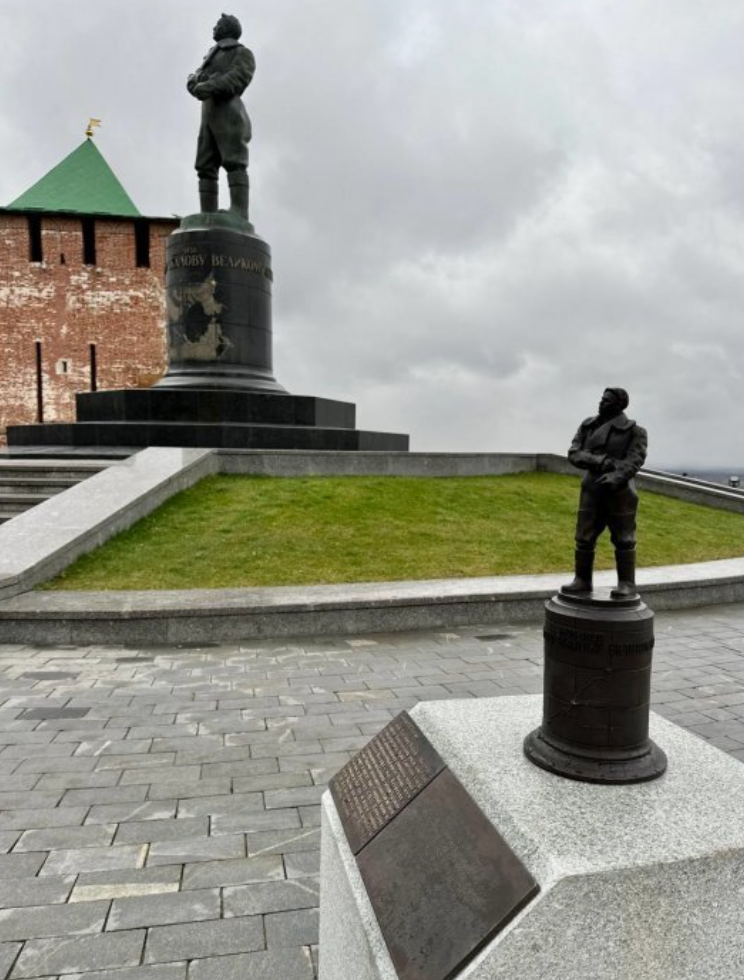 Памятник В. Чкалову и его миниатюра