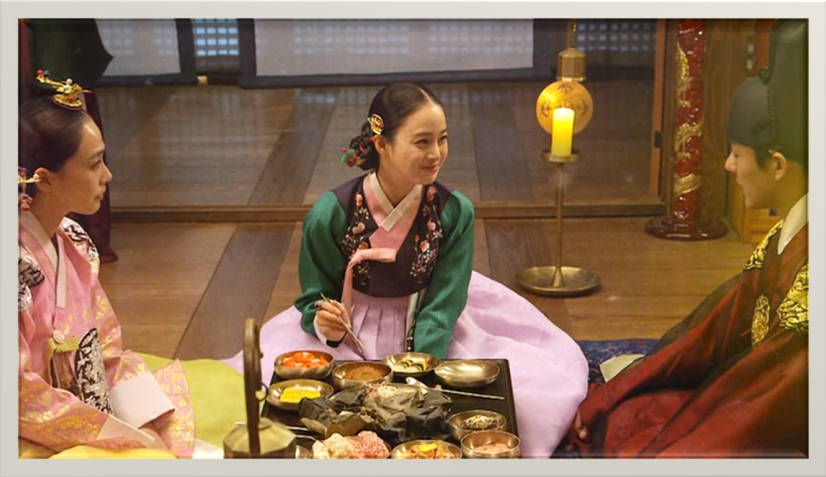 Заглавная героиня по центру. В её роли Ким Тхэ Хи.