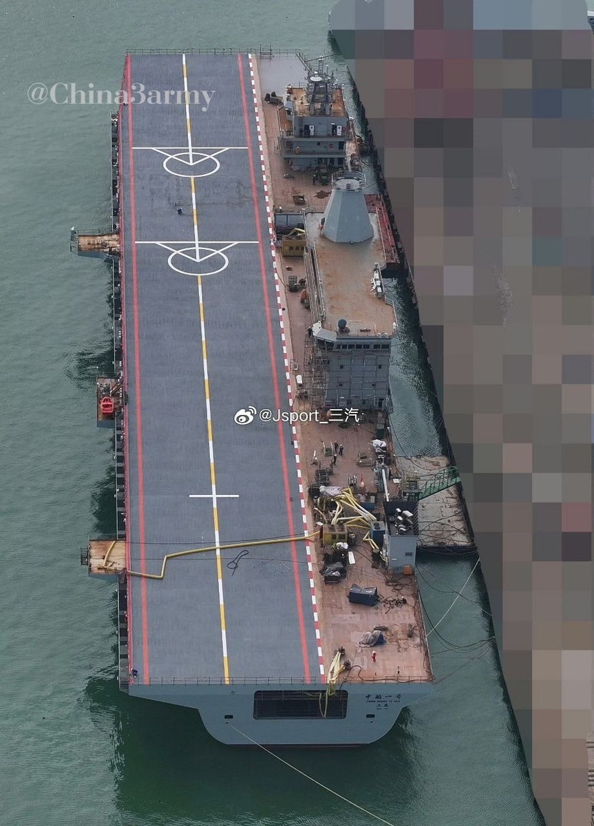 Вот такой корабль с прямой палубой.  фото: артинки яндекса. 