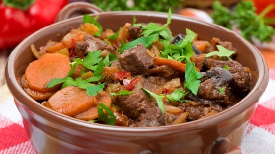    Готовим в горшочках: ароматная говядина с черносливом и овощами Виктория Шварц