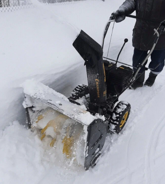 Справляется с достаточно серьезными сугробами