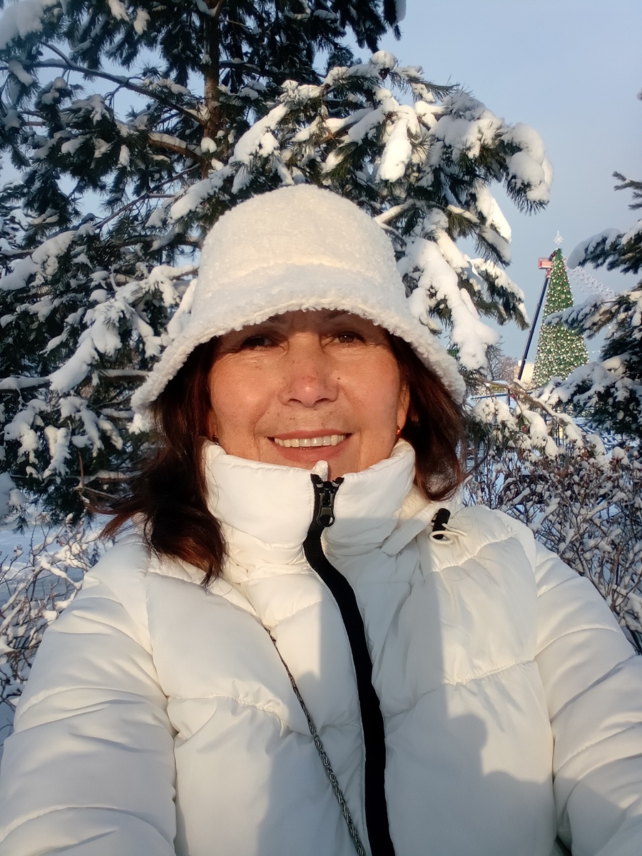 Лыжная прогулка удалась. Было пасмурно,но когда я приехала в парк- выглянуло солнышко,как бы радуясь моему мотиву покататься на лыжах. Удивительное всегда с нами.