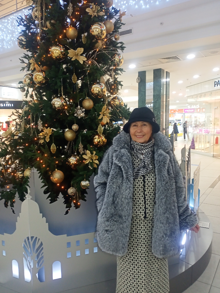 Решила сделать поход в магазин посмотреть в Леонардо поделки,чтобы подарить внукам. Все в предпраздничным убранстве, всё сверкает и блестит,ёлочка улыбается каждому посетителю. 