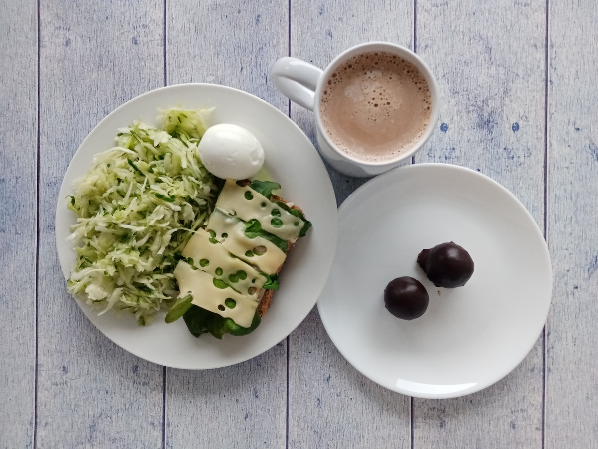 Завтрак. Яйцо, салат, бутерброд с курицей и сыром, какао и конфеты. 