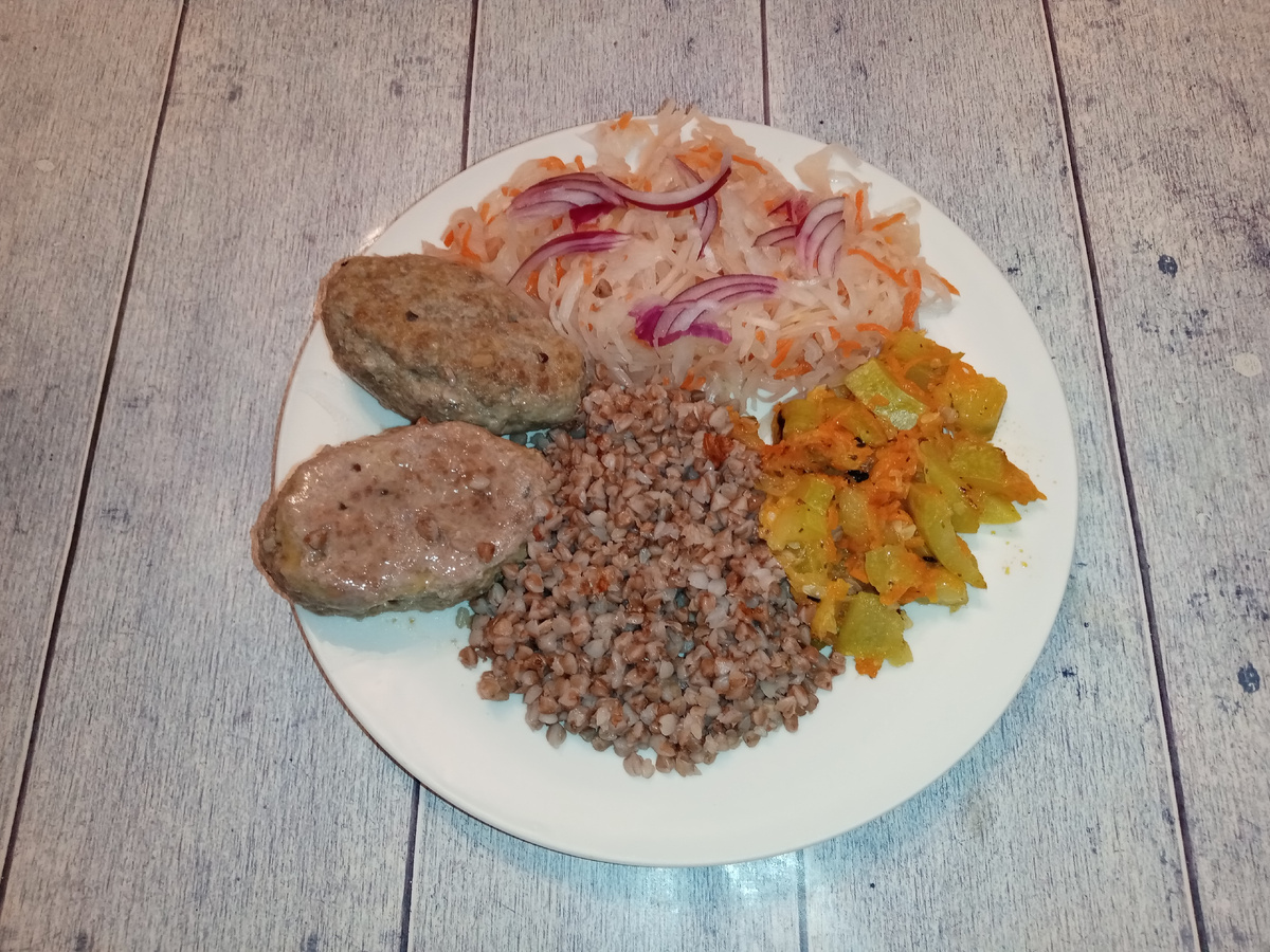 Обед. Гречка, котлеты из индейки, тушёные кабачки и квашеная капуста с луком. 