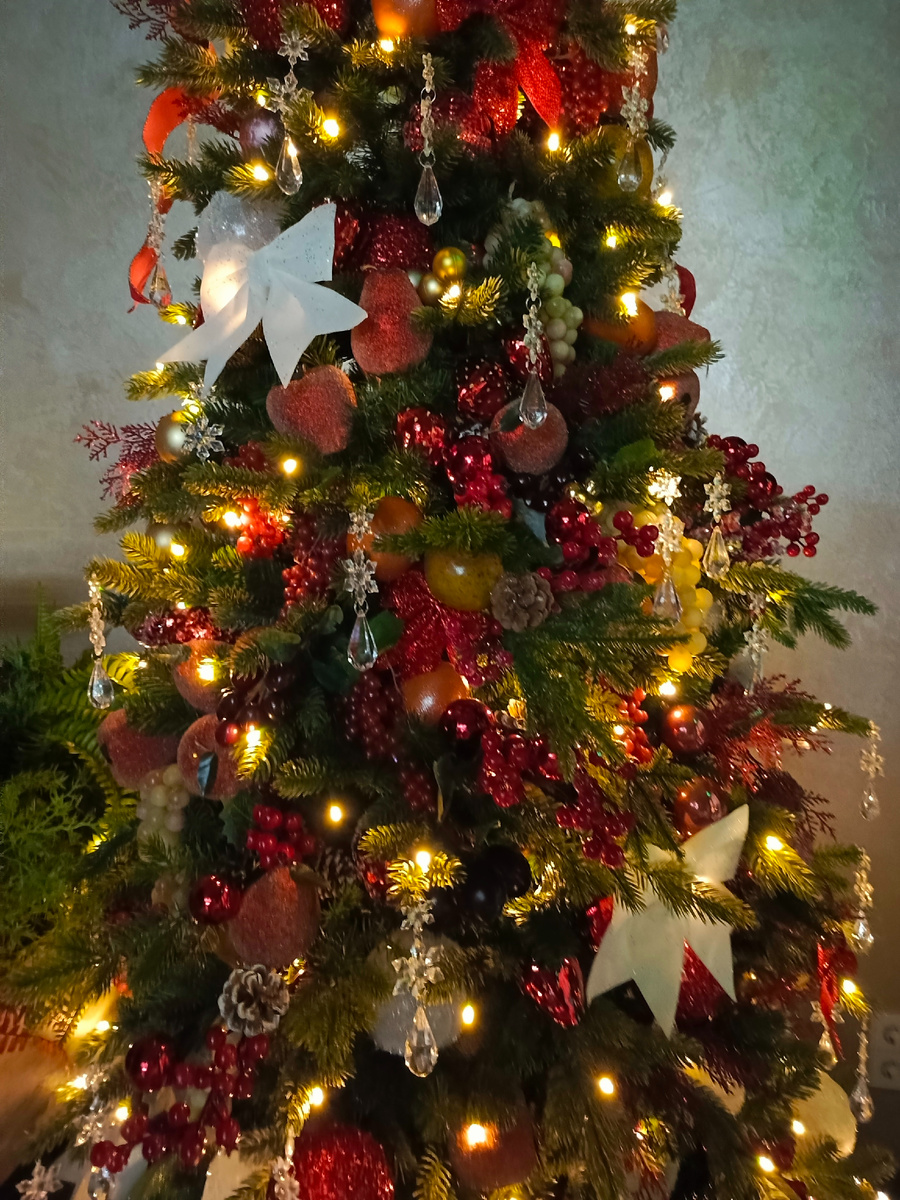 Ёлка в зале ресторана была очень классно украшена, фруктами и ягодами, кроме обычных уже бантов и подвесок. 