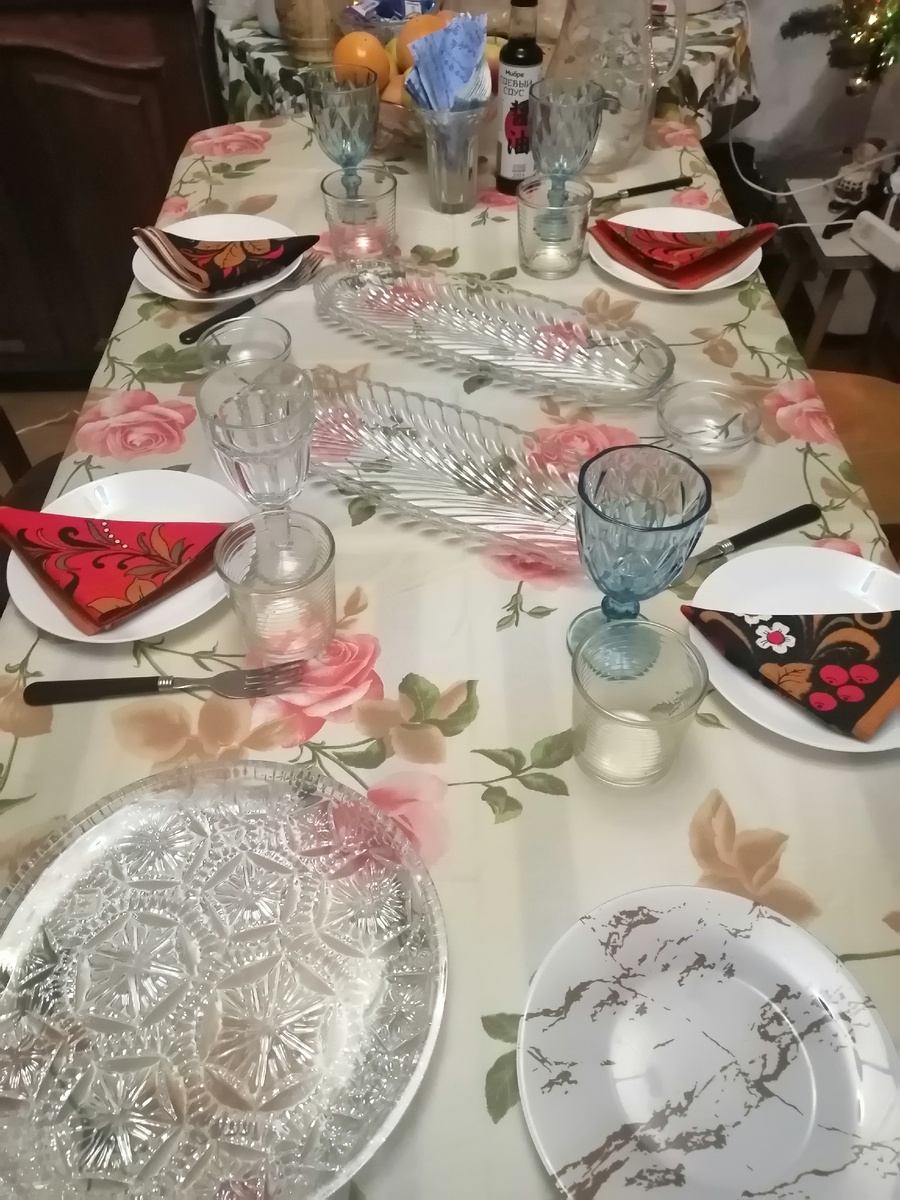 Продумываю сервировку стола.