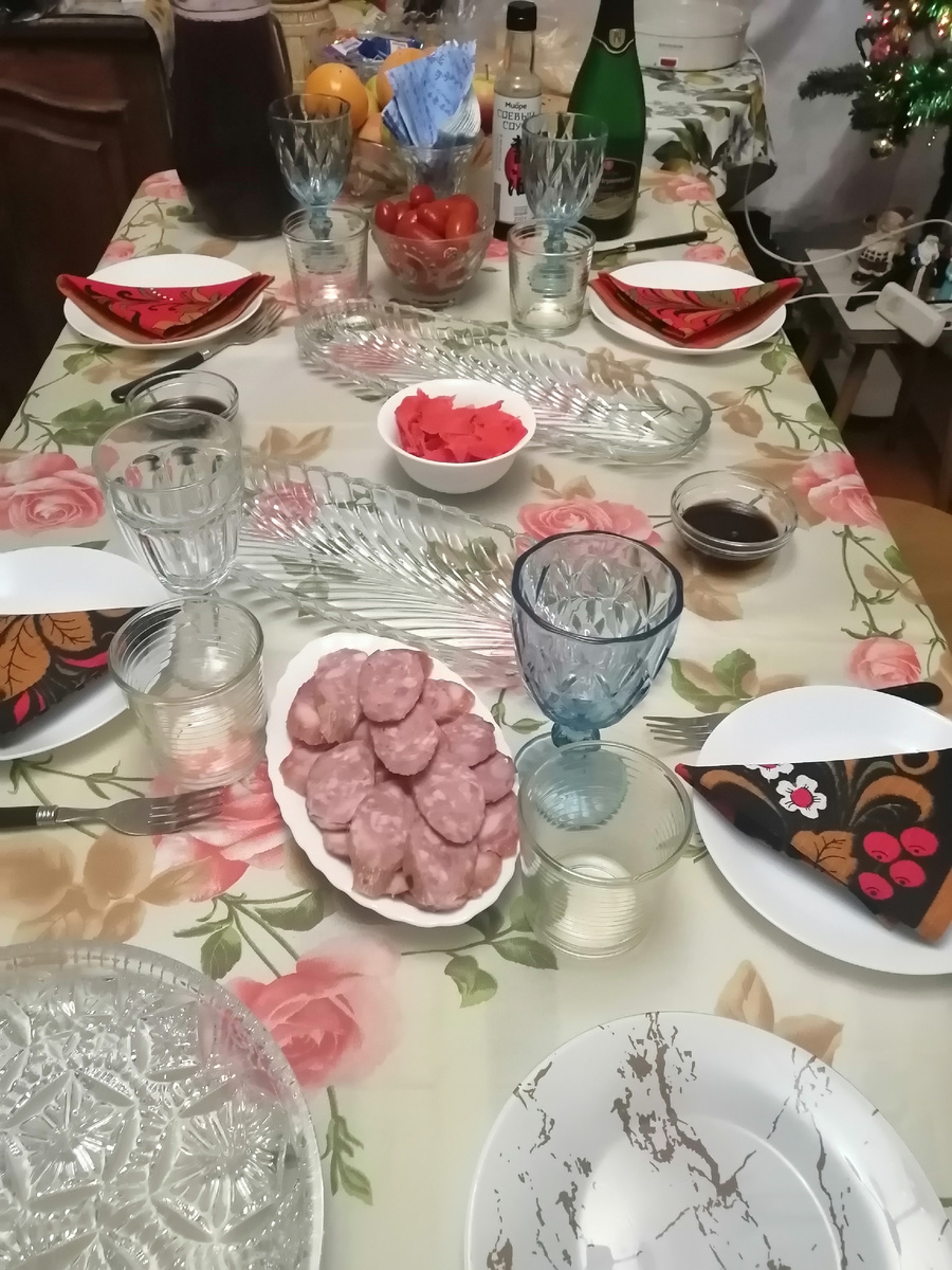 Накрываю потихоньку стол.