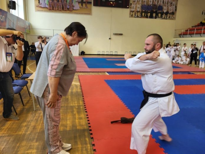 Президент Всероссийской федерации Сен-э Софья Касьянова вручила чёрный пояс тренеру Александру Цуркану