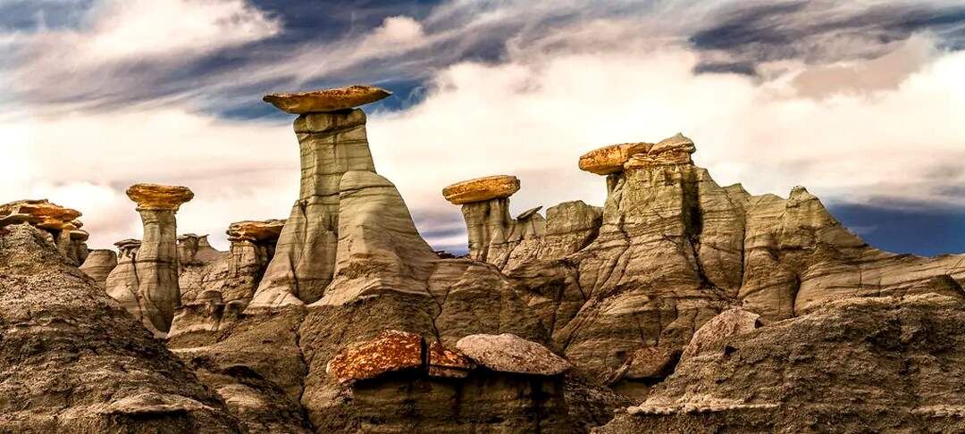 Каменные останцы, напоминающие огромные каменные грибы. Источник: Яндекс картинки