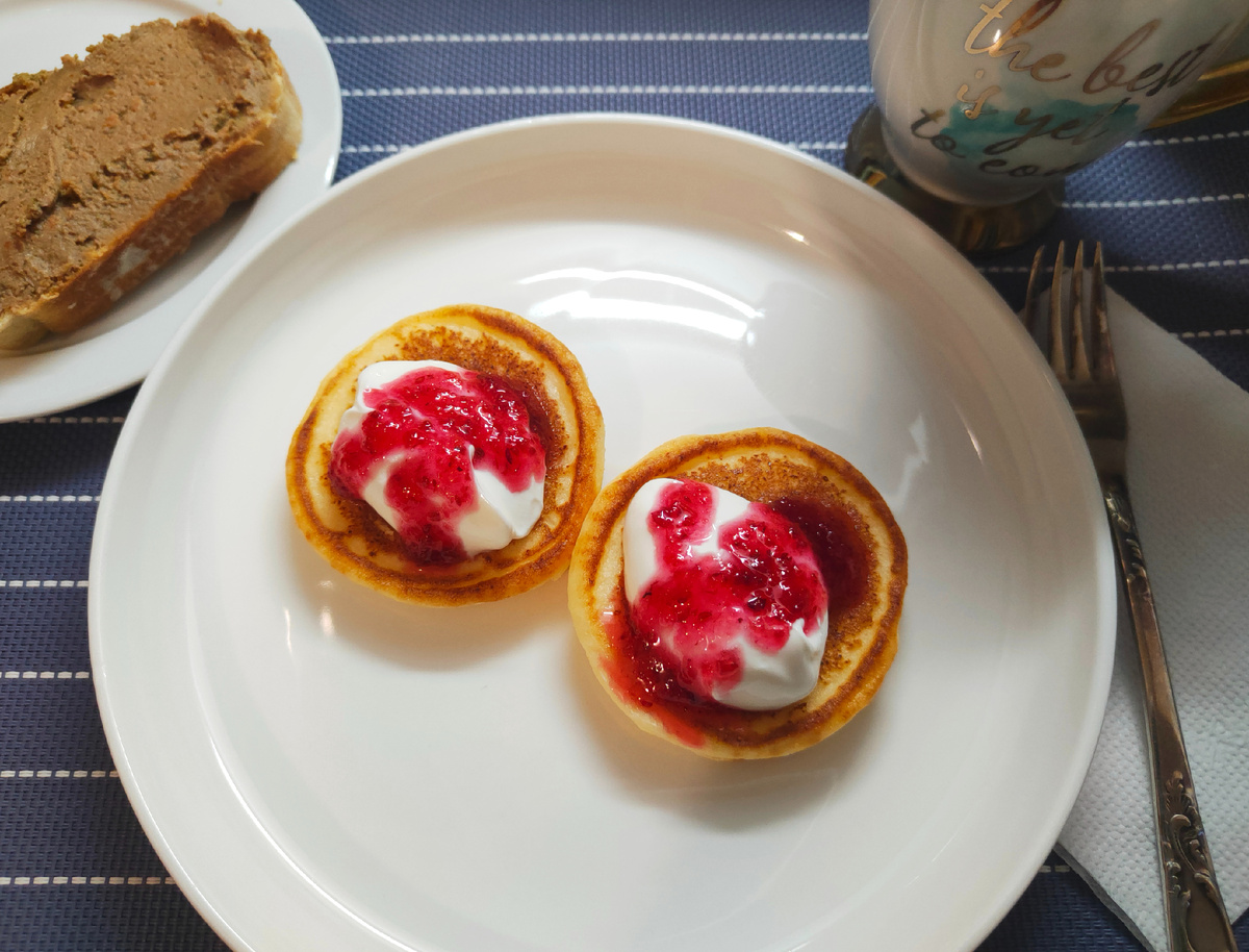 Сырники со сметаной и протёртой клюквой; бутерброд с печёночным паштетом и кофе; 