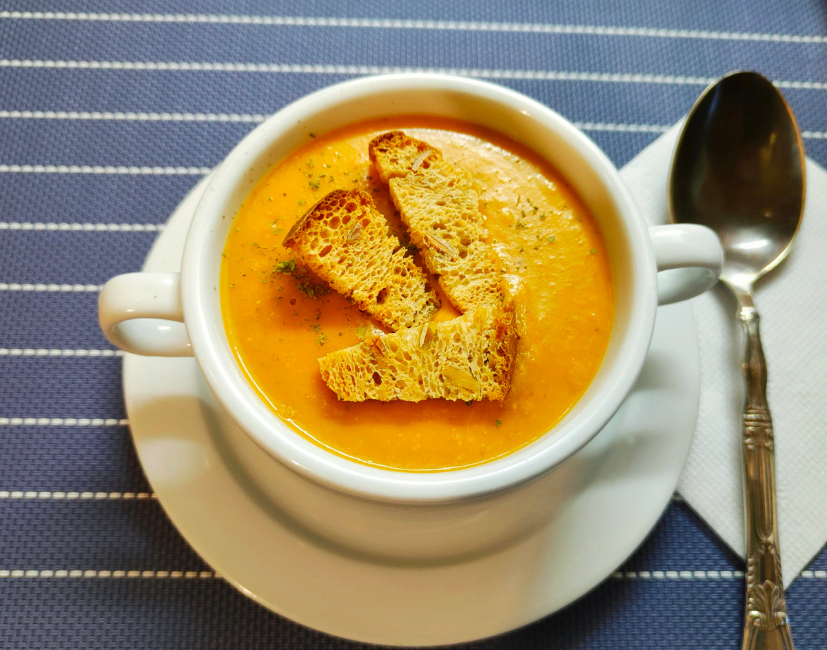 Чечевичный суп с гренками; 