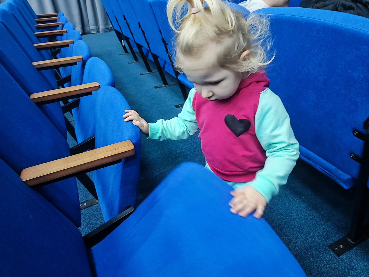 потрогала кресло, но садиться не стала