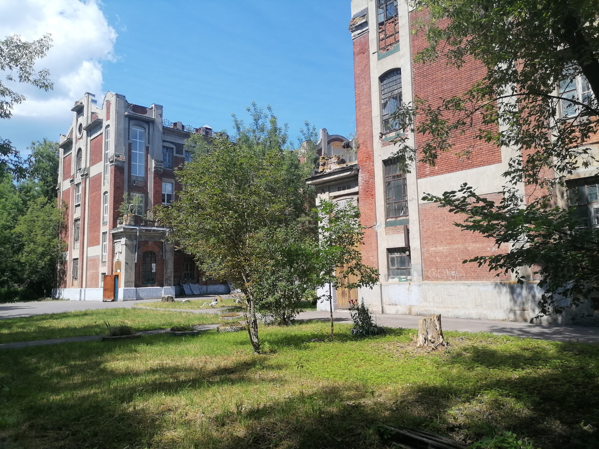 Как уютно вписаны здания домов в окружающий ландшафт