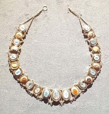 Ожерелье из 23 звеньев Геммы Италия, XVIII Ожерелье Германия или Италия, начало XIX в., агаты, золото