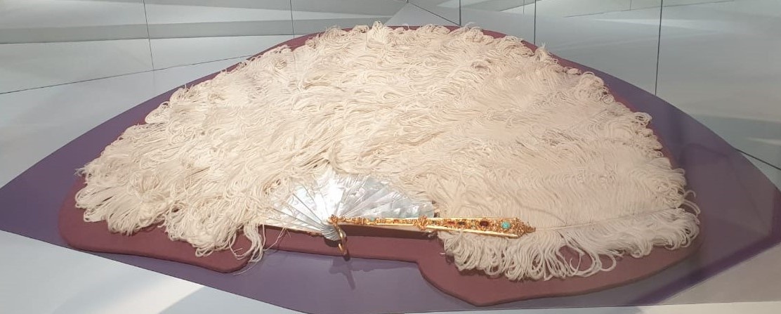 Веер складной Санкт-Петербург, около 1890 золото, перламутр, страусовые перья, рубины, сапфиры, изумруды, жемчуг, бирюза, гранаты